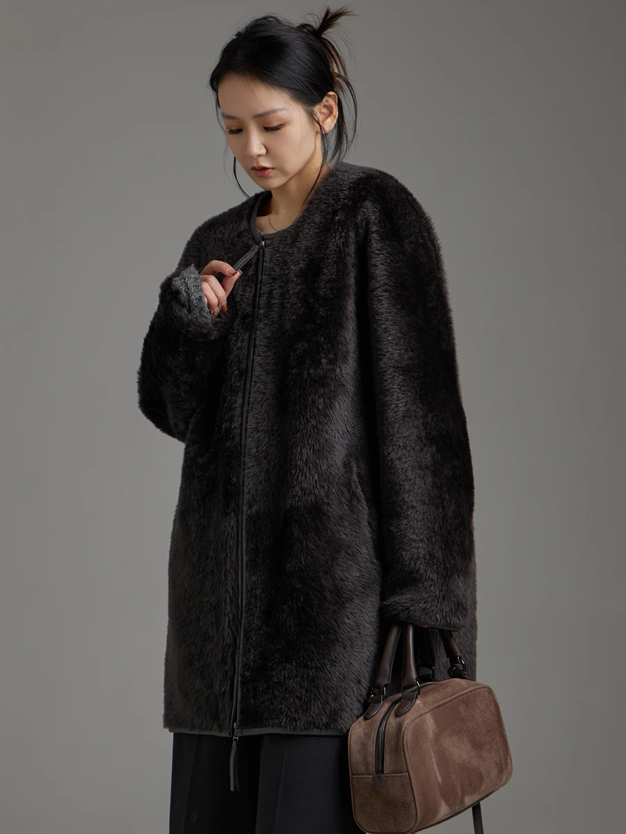เสื้อโค้ทขนแกะเมอริโนแท้สุดหรูสำหรับผู้หญิง ประจำปี 2025 รุ่นใหม่ เรียบง่าย คอทรงโอ ความยาวปานกลาง ทำจากหนังแท้และขนสัตว์แท้