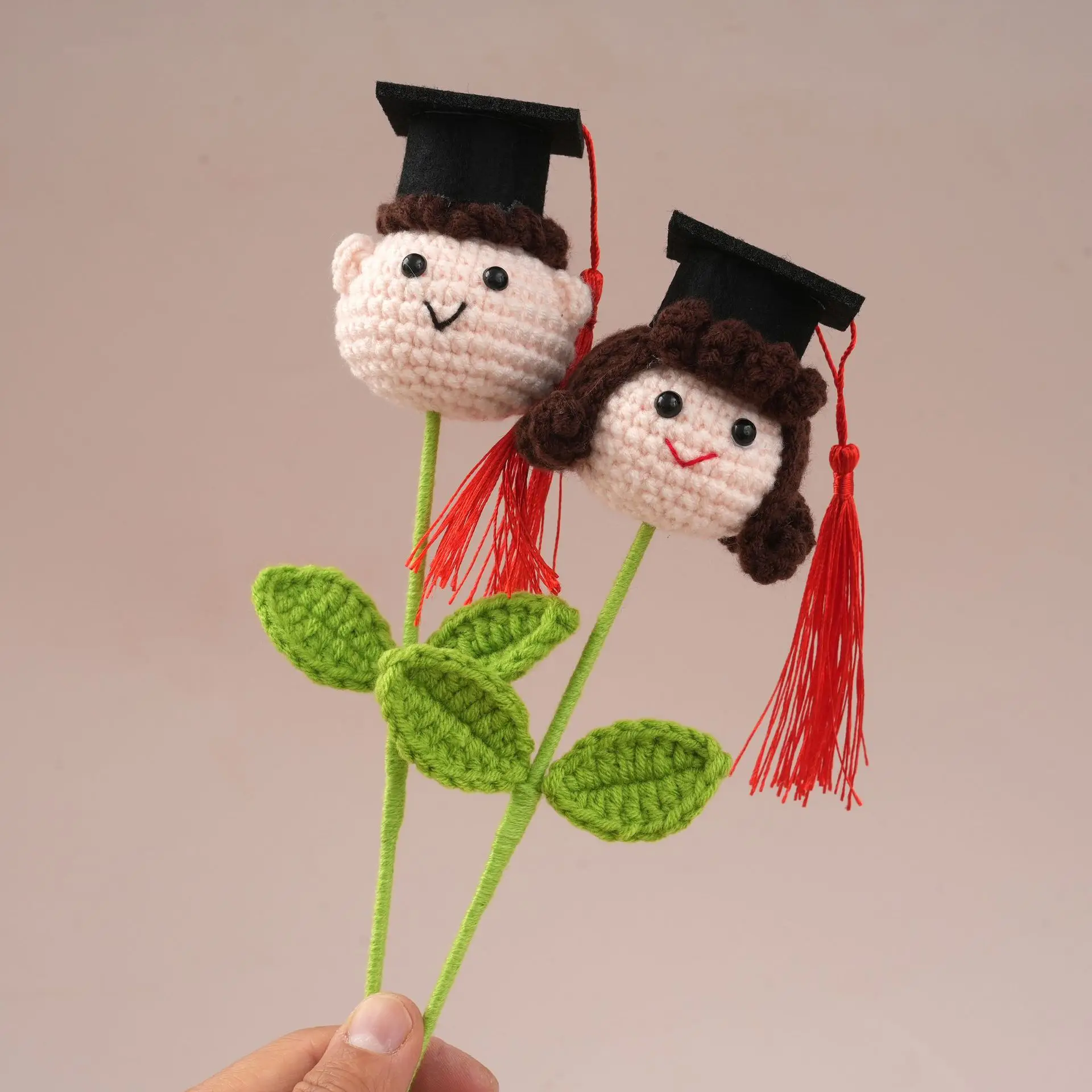 2026 Häkel-Abschlussstrauß Kreatives Handgewebtes Puppengeschenk Gestrickte Abschlusspuppe – Detail 1