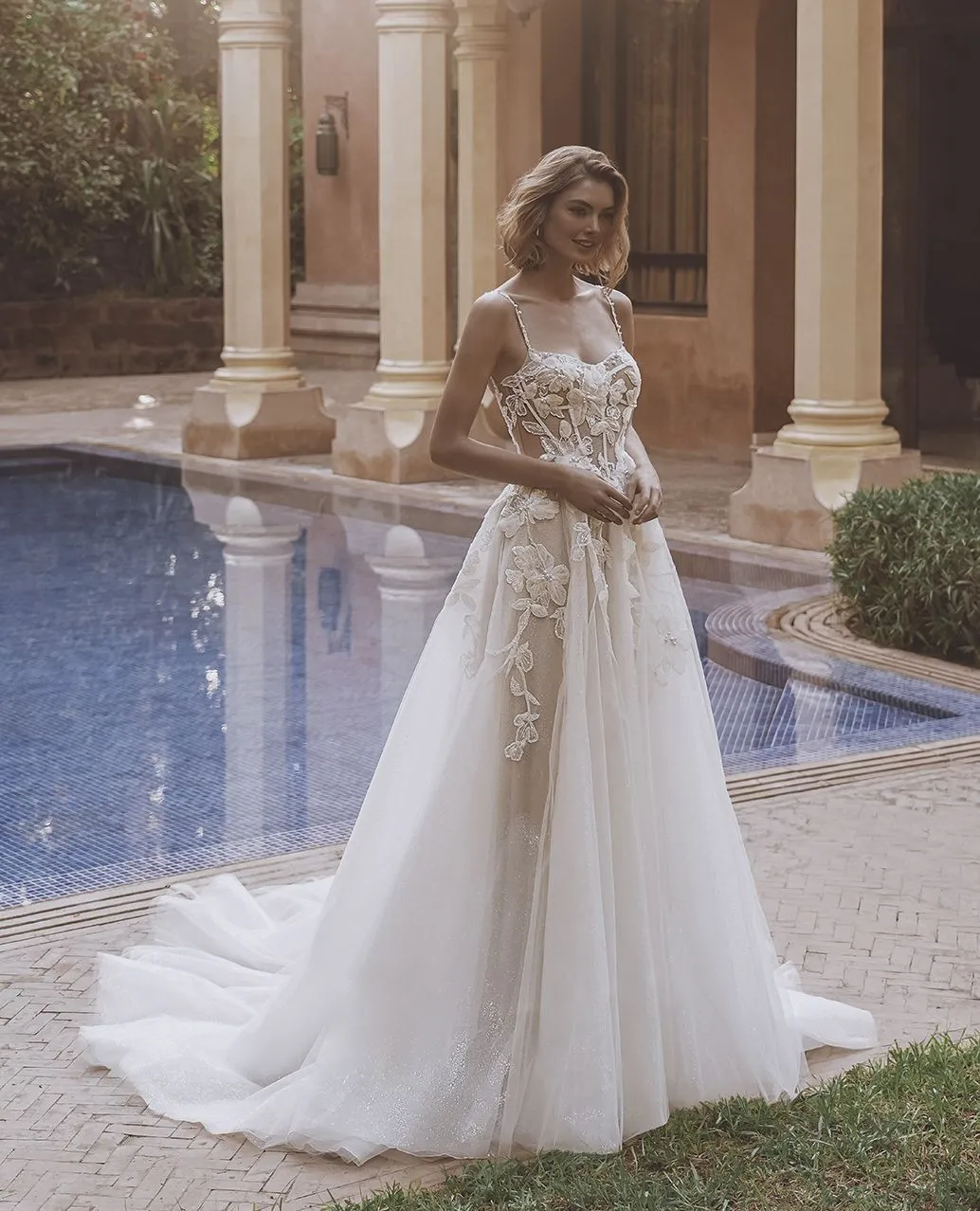 تخصيص بوهو نمط السباغيتي حزام فستان الزفاف مع الأزهار الدانتيل بريق تول تنورة ألف خط فستان الزفاف للعرائس في الهواء الطلق