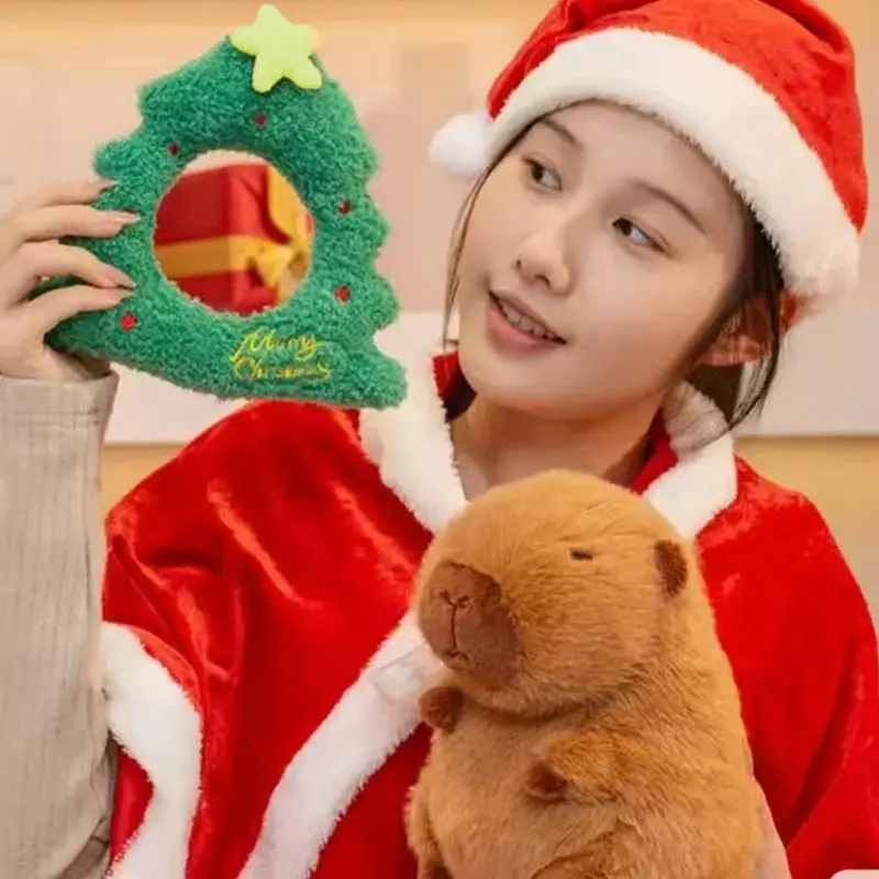 Vestido Kawaii, muñeco de peluche de capibara de Navidad, árbol de Navidad, bufanda verde, juguete de peluche de capibara, muñeco esponjoso de capibara suave