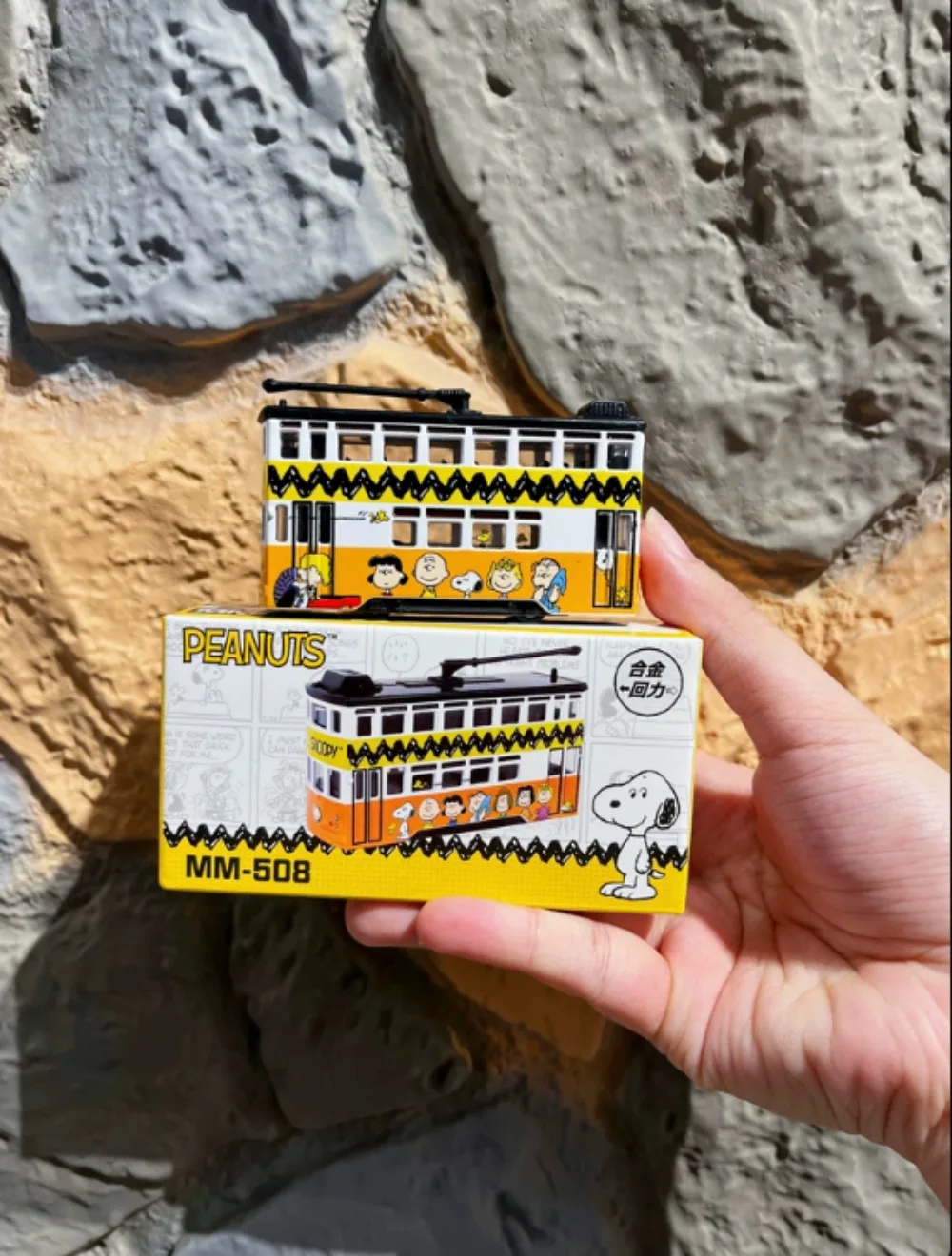 Peanuts Snoopy Hong Kong Ding Ding Tram Alloy Diecast Model Car, Simulation Toy Vehicle, Desktop Ornament, Collectible Gift