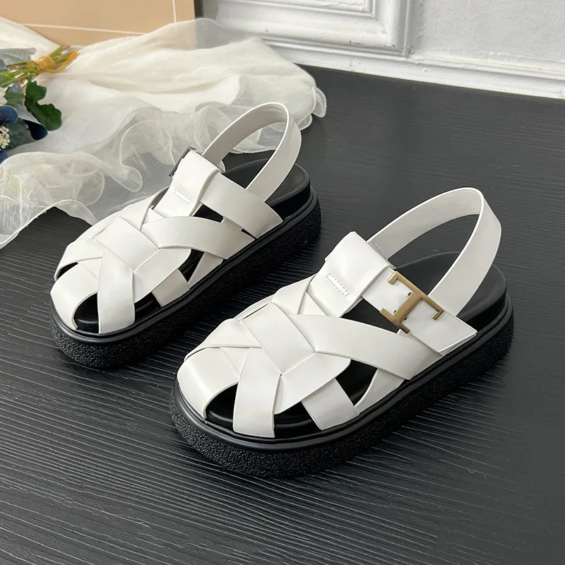 

Round Toe-Cap Roman Sandalias De Mujer Verano Thick Flat Sole Letter Metal Decoration Huaraches Lady Back Strap Tacones Leisure