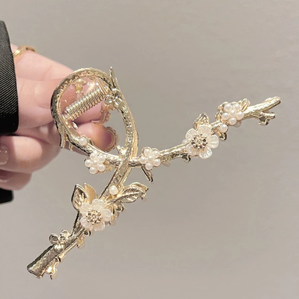 Elegante Retro-Haarspange mit Perlenblütenzweig und Blumendetail. Von der Natur inspirierter modischer Haarschmuck für Damen – Detail 8