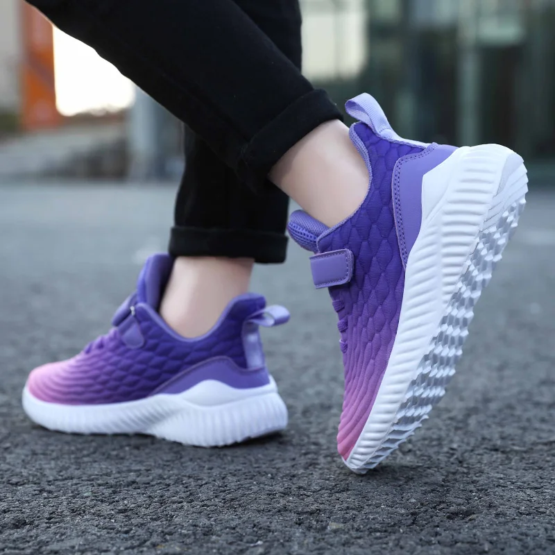 夏の新しい子供カジュアルシューズグラデーションミニマリストソフトスポーツシューズ屋外快適な超軽量ロートップランニングシューズ