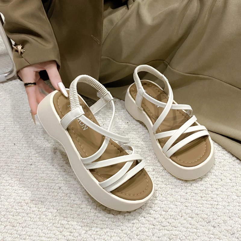 Modne sandały na platformie z grubą podeszwą dla kobiet 2024 Summer New Korean Style Cross Strap High-heeled Casual Shoes