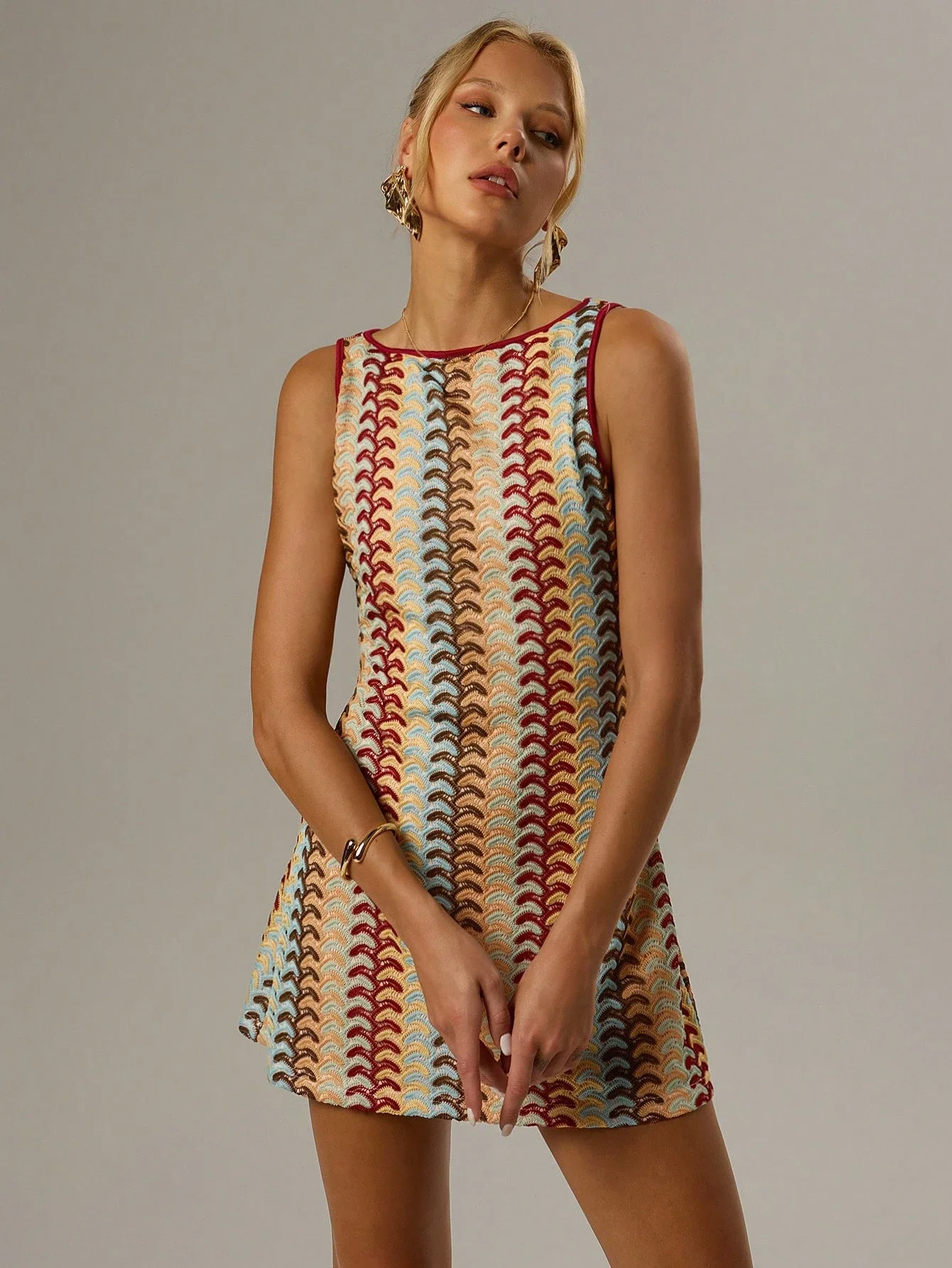 

Женское мини-платье А-силуэта без рукавов с круглым вырезом и графическим принтом