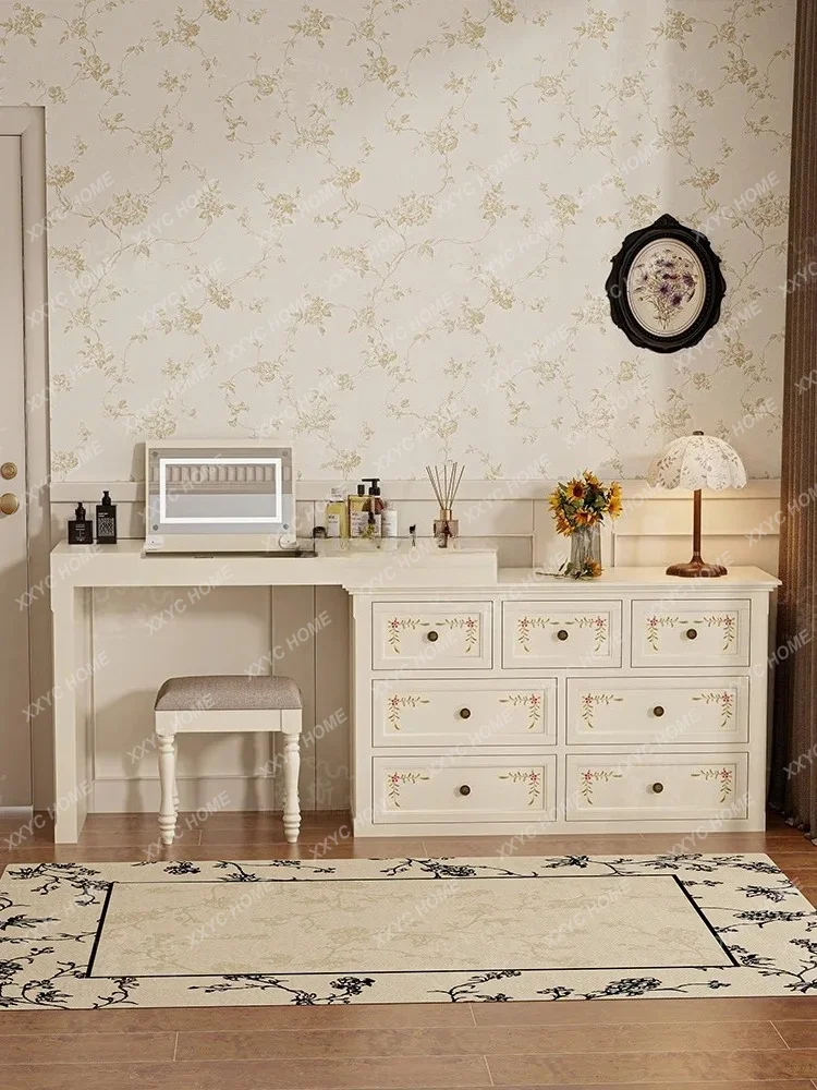 Cómoda retro color crema, gabinete de almacenamiento de lujo ligero pintado, integrado y semienvuelto en torno a la mesita de noche FT