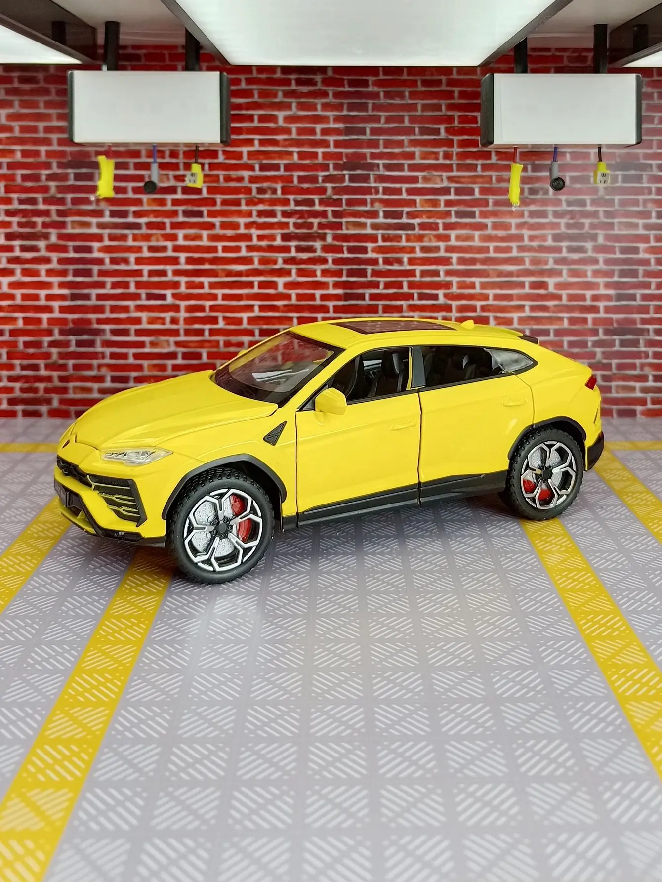 

1:24 Lamborghini URUS Bison SUV Alloy Sports Car Model Diecasts Metal Off-road Vehicles Car Model Sound and Light Kids Toys Gift