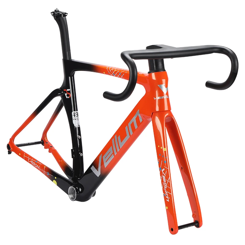 

Черно-оранжевый новый шоссейный велосипед VELLUM RS с карбоновой рамой, аэродинамической рамой и глянцевым покрытием руля.