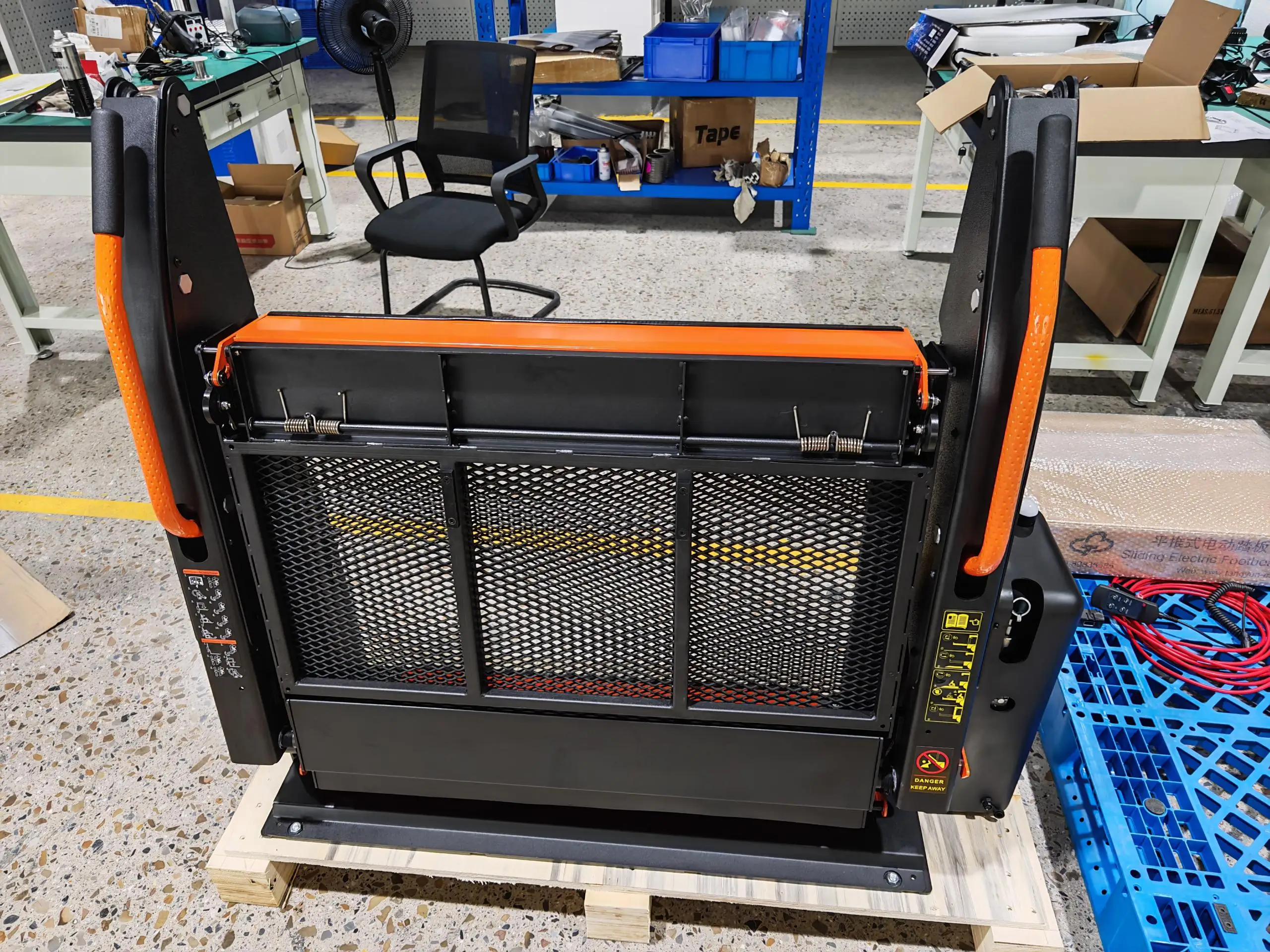 Electric Hydraulic Patient Transfer Wheelchair Platform Lift 300kg Capacity For Car, Van, Truck (Disabled & Handicapped People)