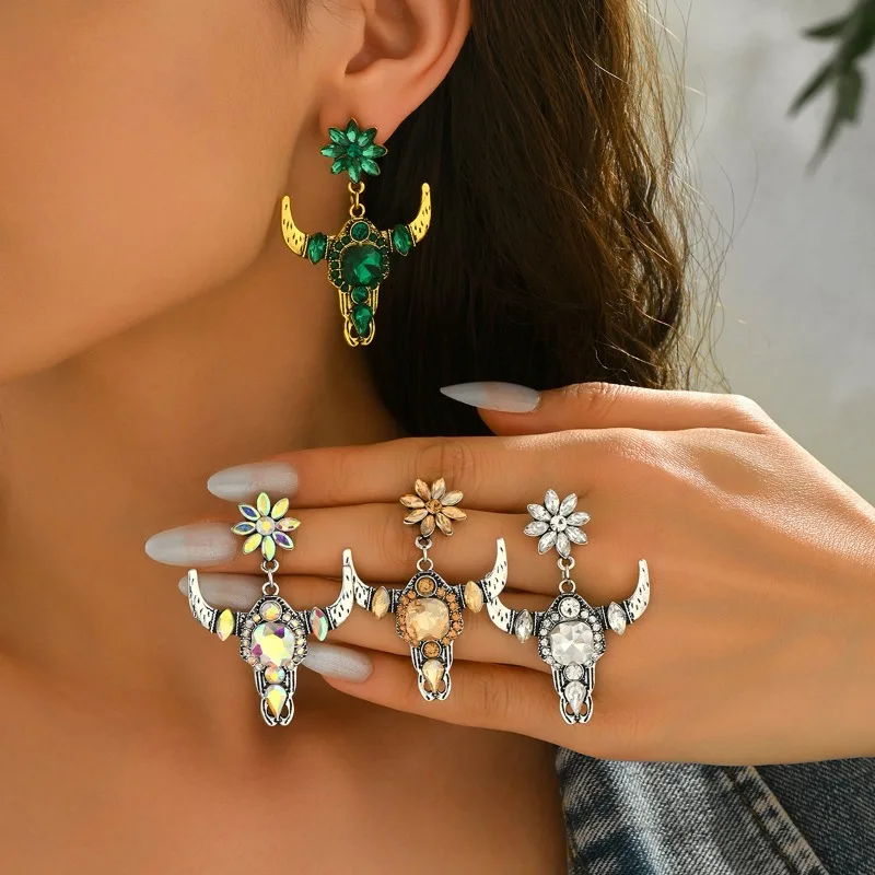 

Small niche cow head design with diamond studded earrings, fashionable retro western style versatile earrings