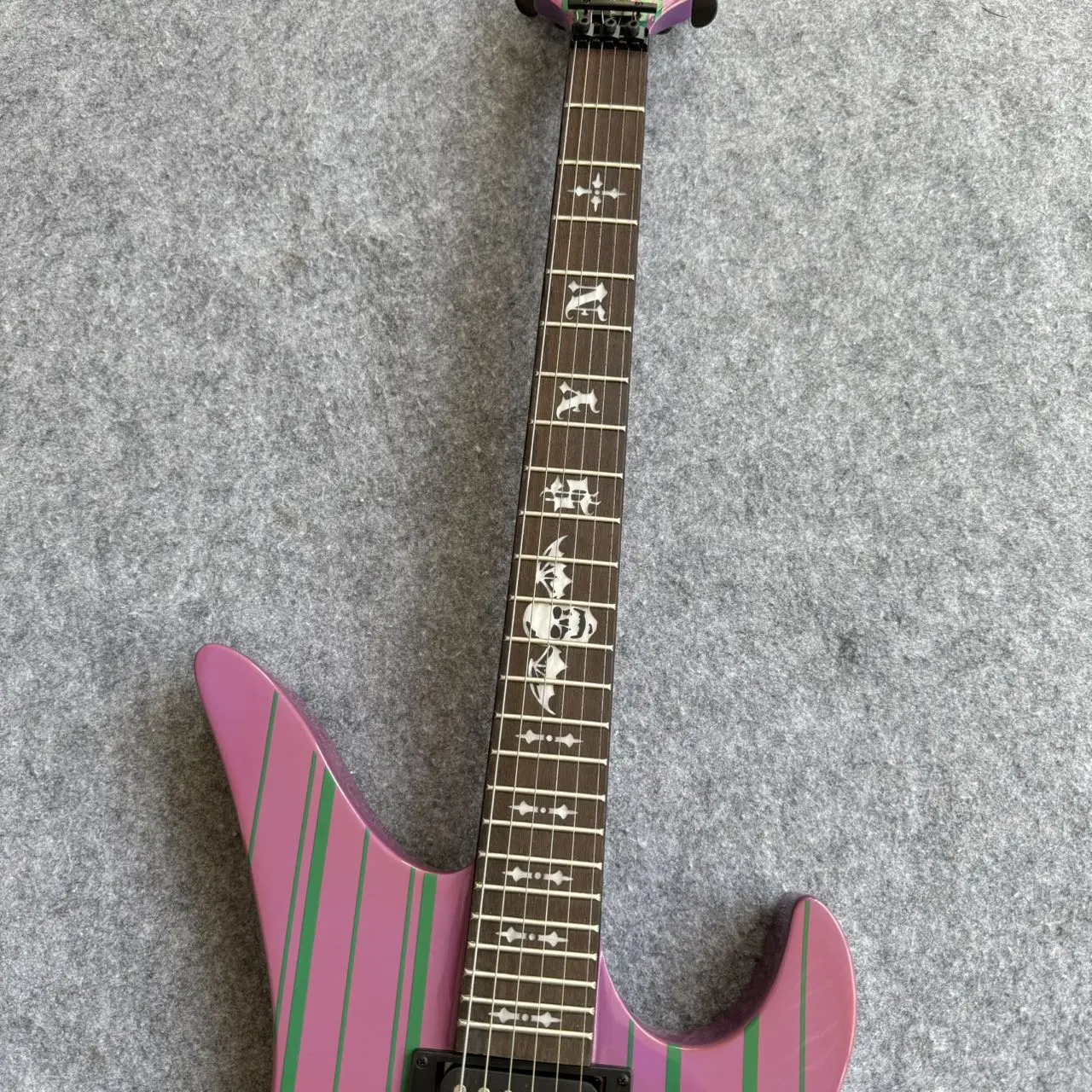 

Высококачественная гитара Synyster Custom 2026 – гитара с фиолетовыми и зелеными полосами 2026