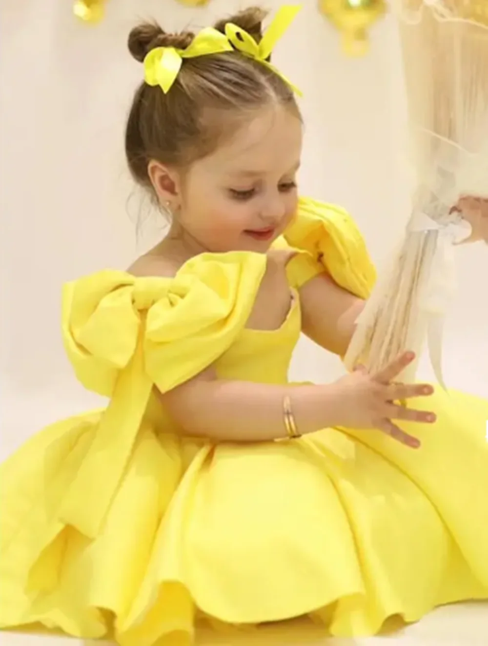 

Yellow Flower Girl Dresses with Bow Shoulder Beading for Kids Birthday Wedding Party Baby Girls Prom Gowns Christmas Costume