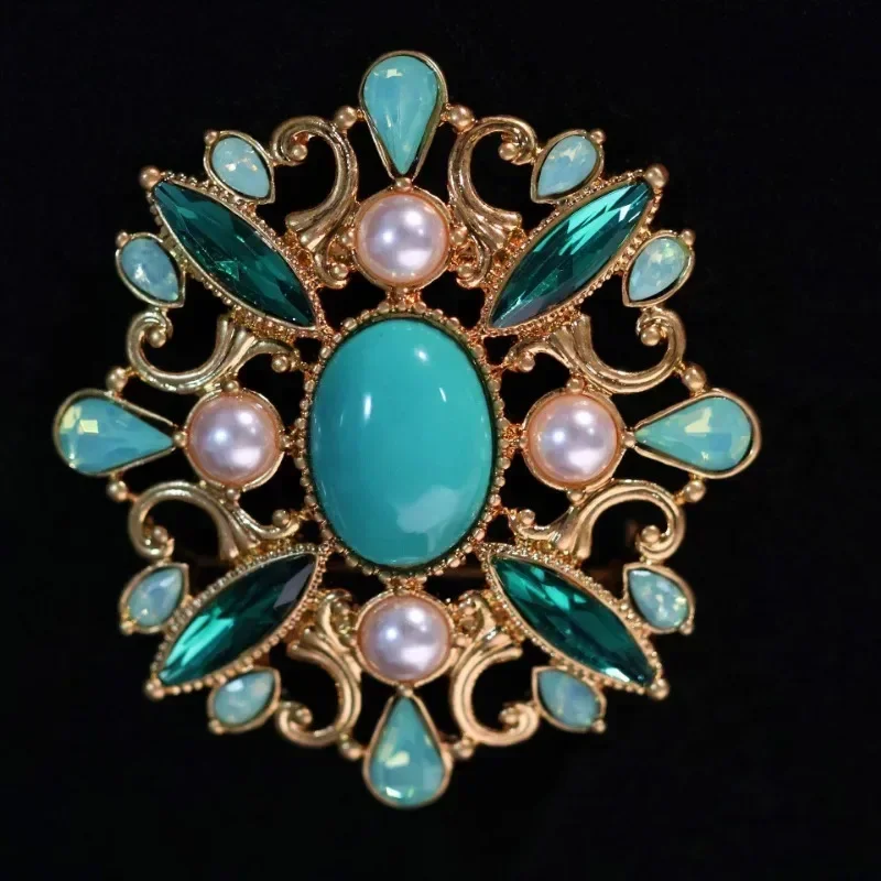 

High-end Natural Green Gemstone Gold-plated Retro Medieval Palace Style Brooch for Women Fashion Pearl Charm Hollow Brooch