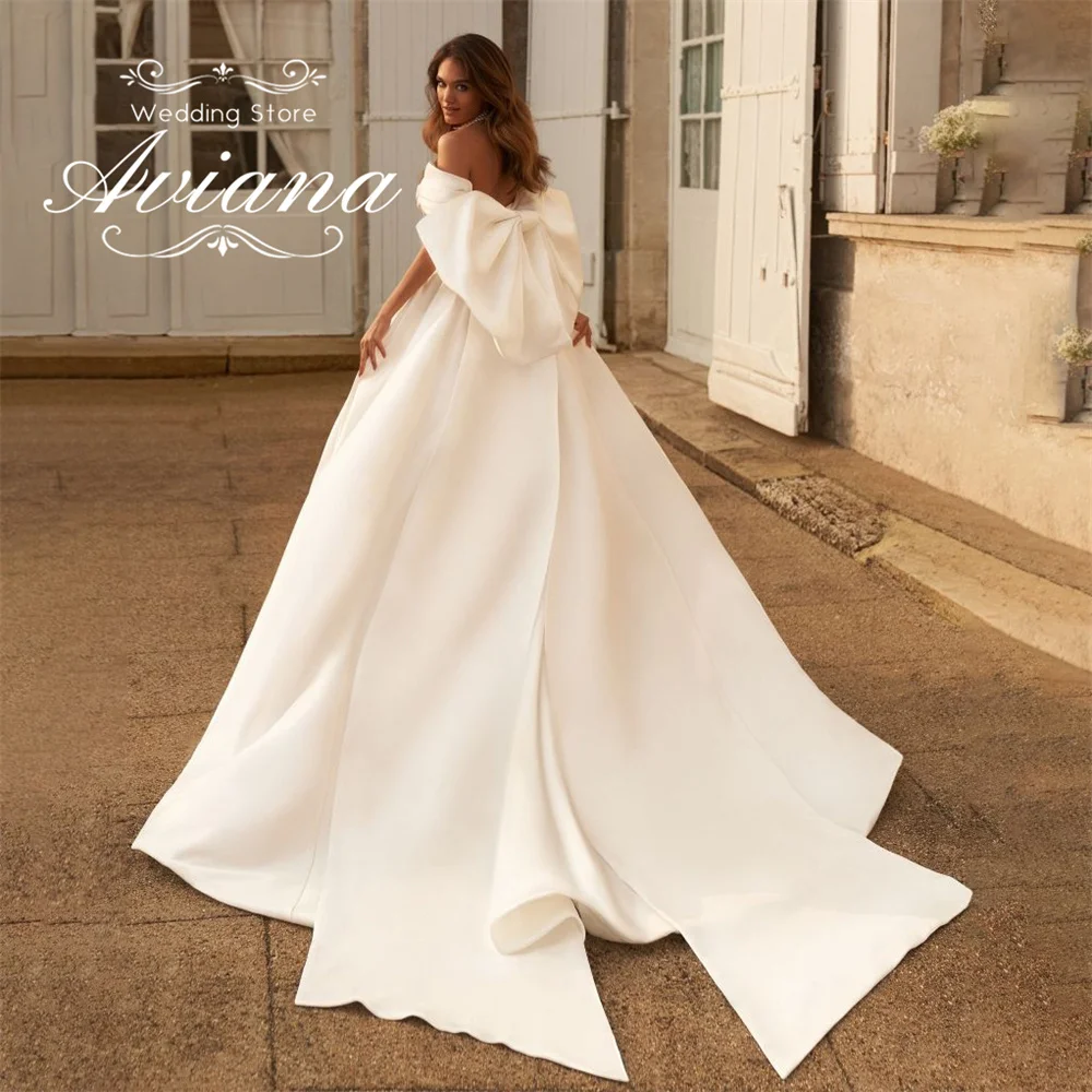فستان زفاف Aviana مخصص على شكل قلب على شكل حرف a مع فيونكة خلفية وفتحة عالية سويب تراين بطول الأرض وكشكشة على طراز الأميرة الأنيق