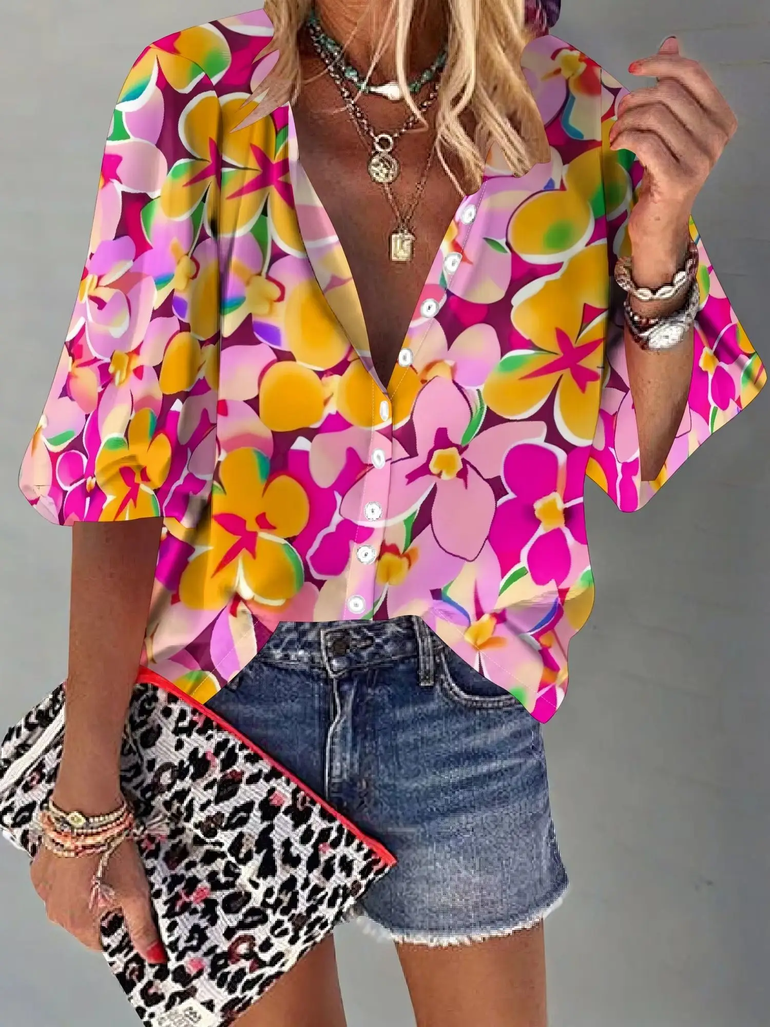 Рисунок 3 - Женская летняя блузка с неоновыми цветами и графикой