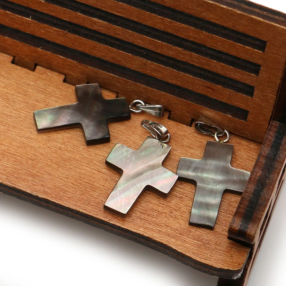 Pendenti classici di conchiglia nera naturale a forma di croce 14x24mm Ciondoli di conchiglia di acqua di mare Collana fai da te Orecchini Componenti di gioielli 3 pezzi / pacco