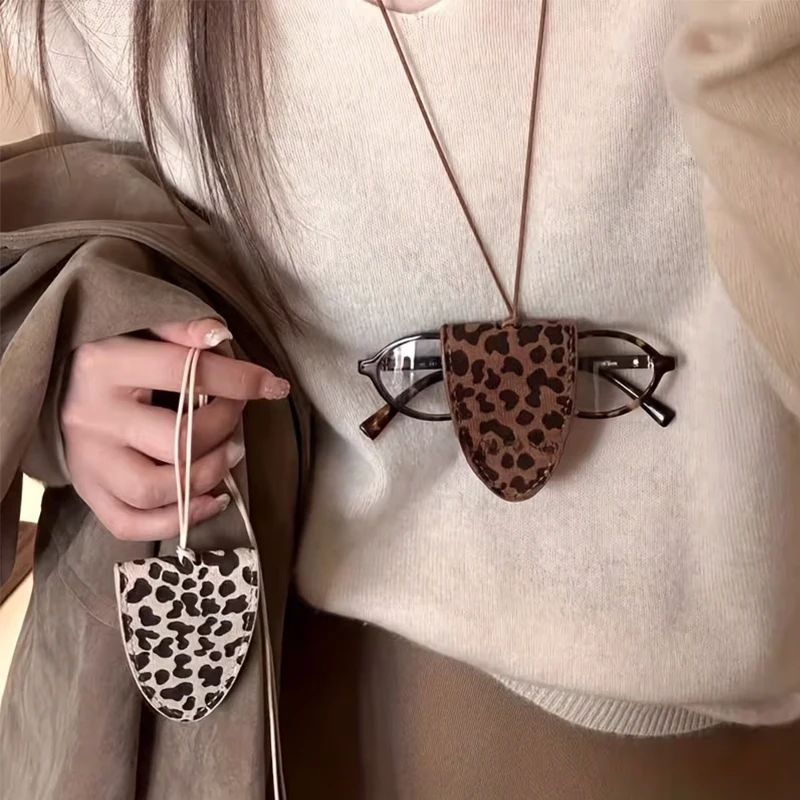 Women's Leopard Print Pu Leather Multifunctional Fashion Eyeglass Clip & Eyeglass Chain Necklace - Stylish Animal Print Design Sweater Accessory