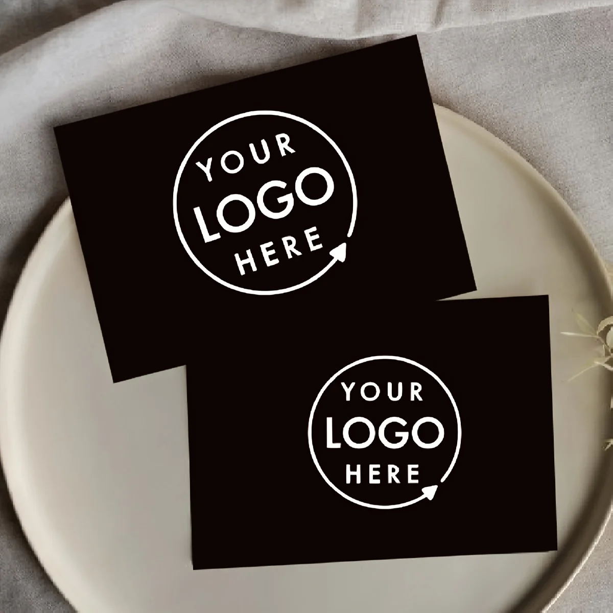 Es gibt insgesamt 60 hochwertige schwarze Karten mit individuellen Logos, darunter Geschenkkarten und personalisierte Visitenkarten. – Detail 2