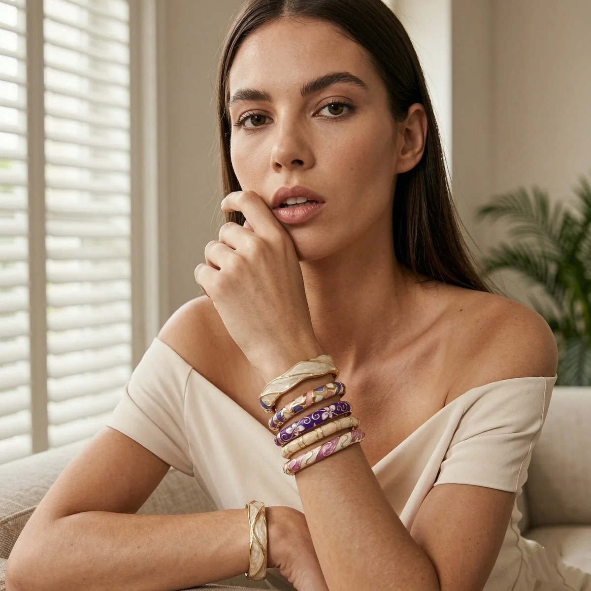 Retro-Ethno-Armband in Lila, Rosa und Weiß mit Emaille-Einsätzen für Damen und Herren, Geometrischer Statement-Armreif mit Blumenmuster – Detail 6