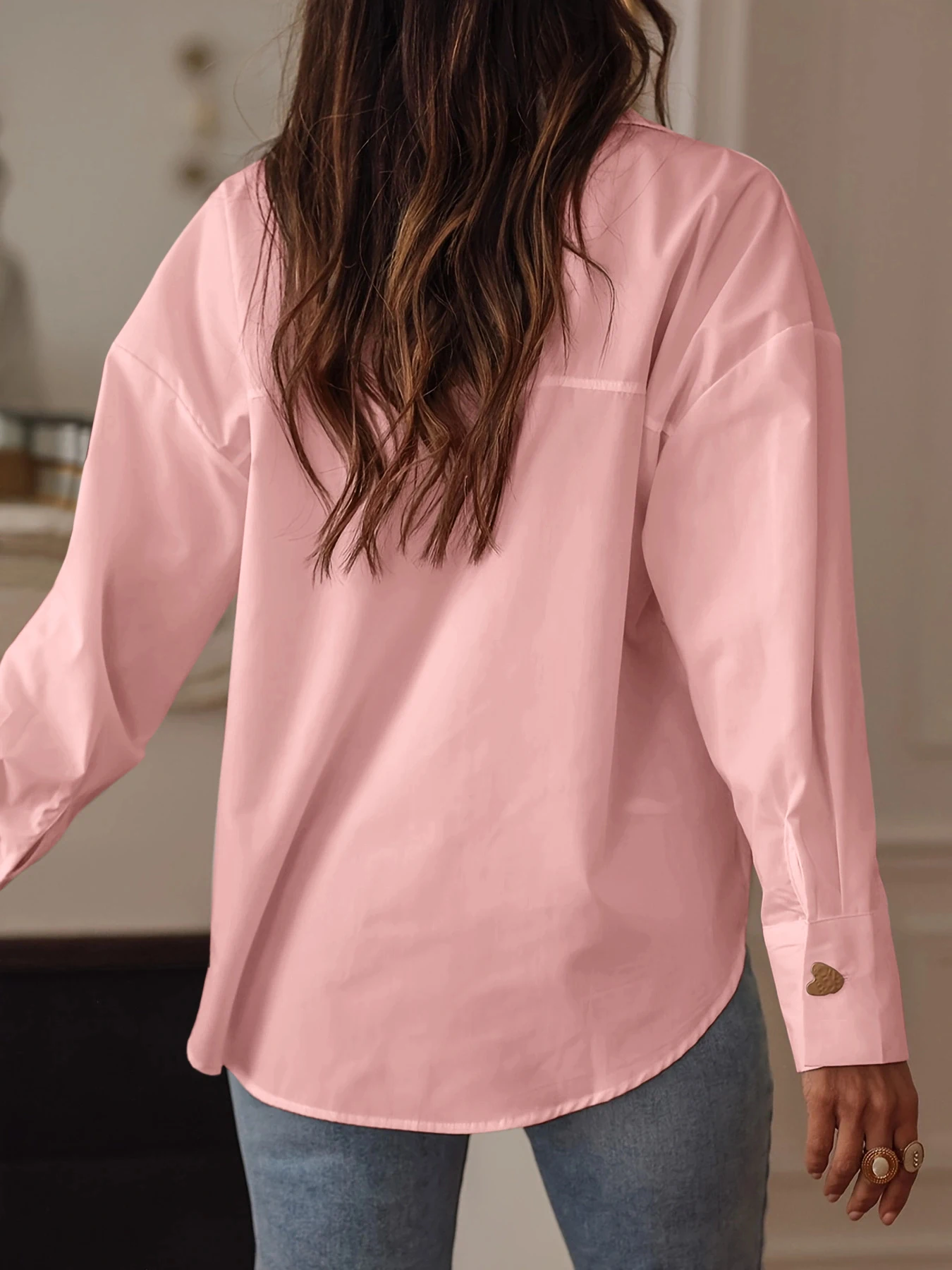 Elegantes Damen-Freizeitmodehemd in reiner Farbe mit herzförmigen Knöpfen für Frühling und Herbst/Sommer. – Detail 4