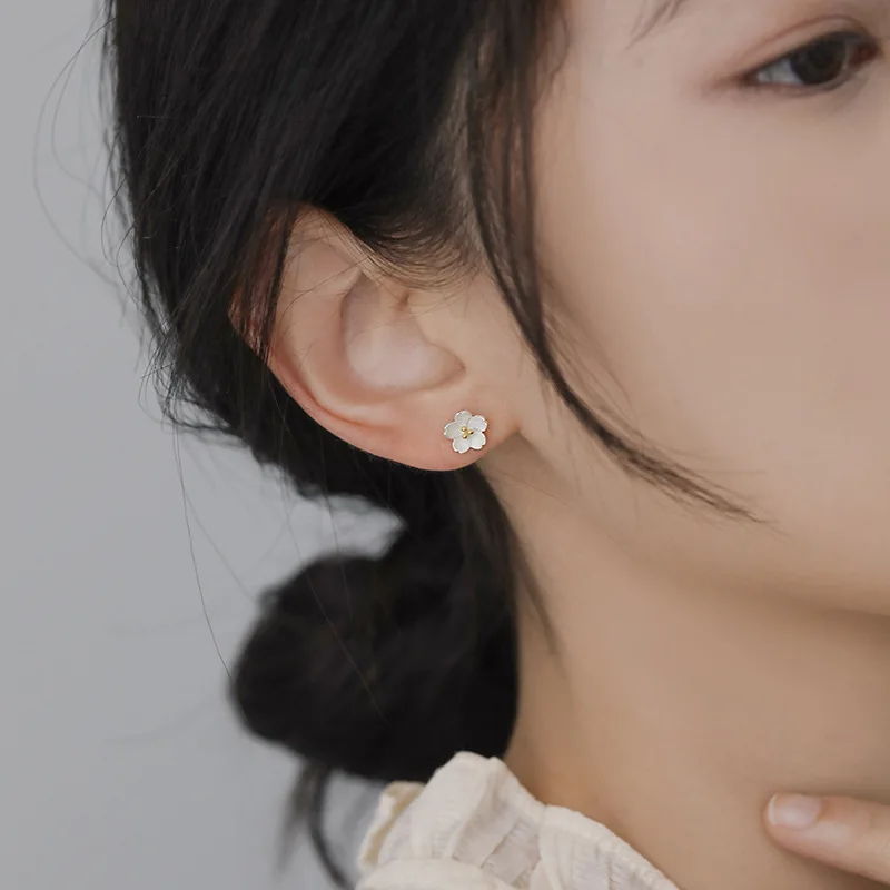 Black White Flower Stud Earrings for Women Minimalist Korean Design Small Flower Ear Jewelry Brincos Wholesale Birthday Gift