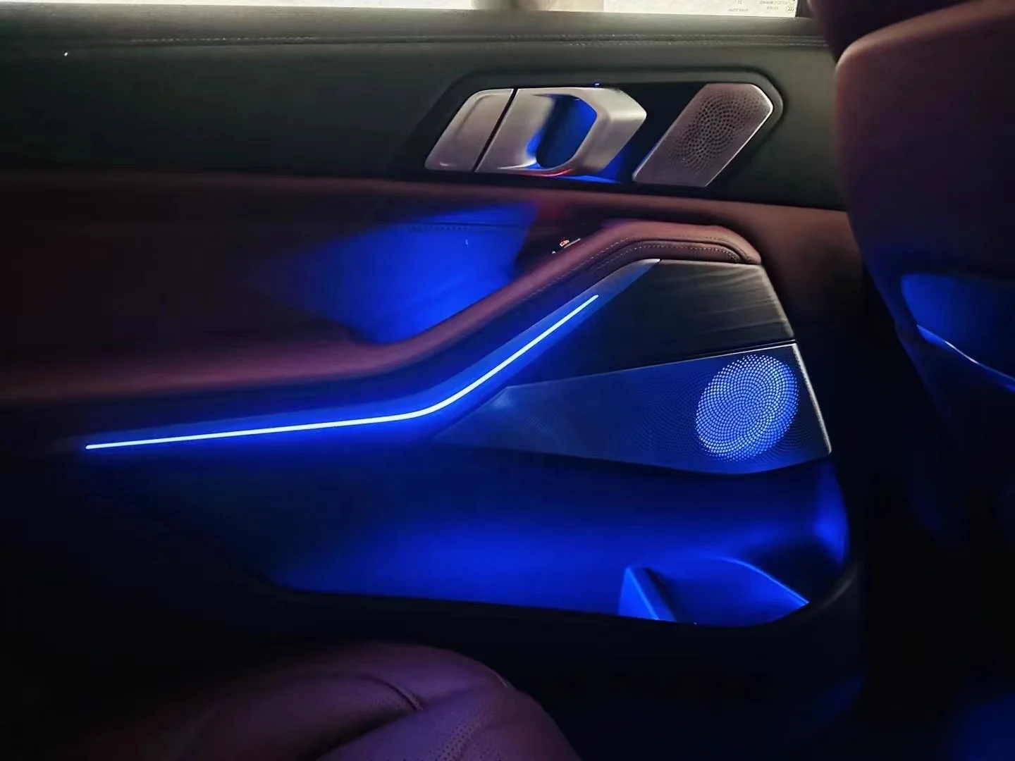 إضاءة محيطة للسيارة، مكبرات صوت للباب الأمامي والخلفي، إضاءة ليلية، غطاء مكبر صوت عالي النبرة مناسب لـ X5/X7 G05/G07