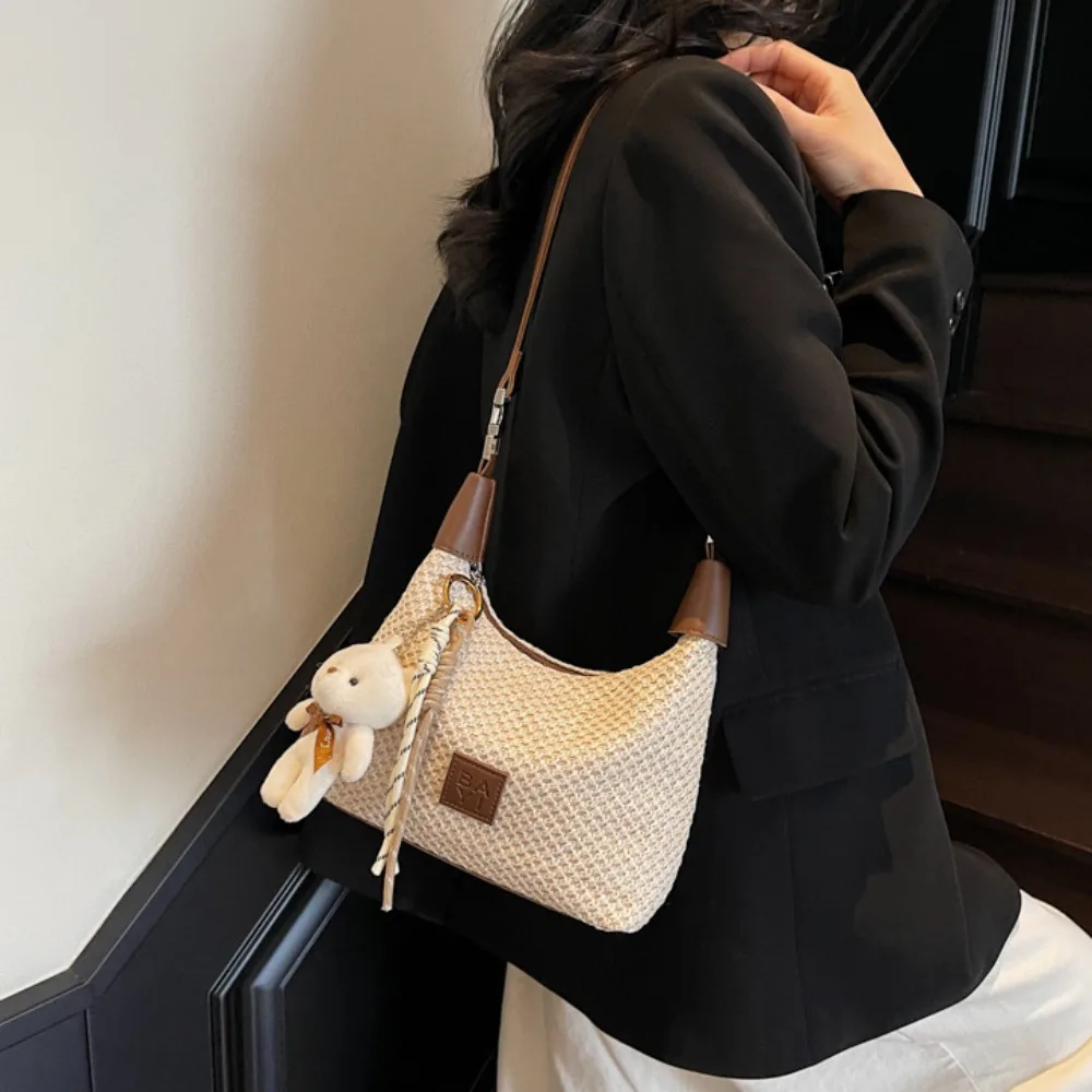 

Simple Woven Style Shoulder Bag Large Capacity Creative Straw Weaving Handag Fashion Casual Crossbody Bag with Bear Pendant