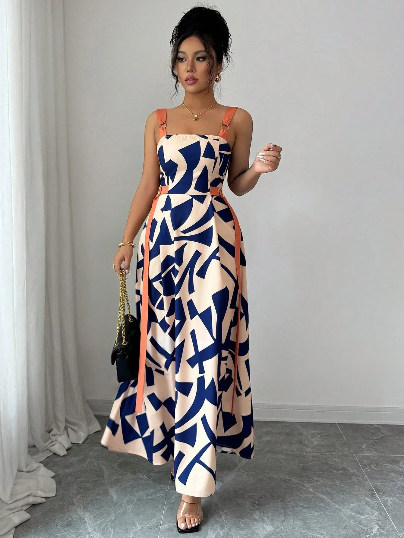 

Женское макси-платье с геометрическим принтом, регулируемыми бретелями-спагетти, присборенной талией и широким подолом