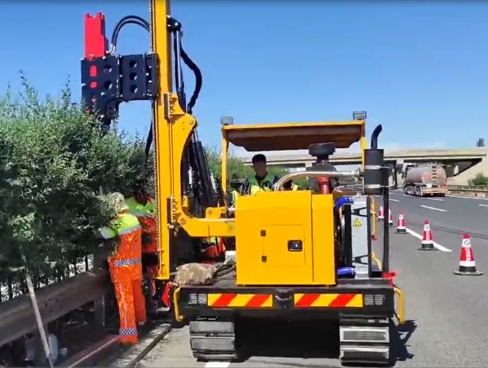 

With 4 Cylinders Engine for Highway Crash Barrier Installation, Hengxing HXR5 Crawler Pile Driver Ramming Machine