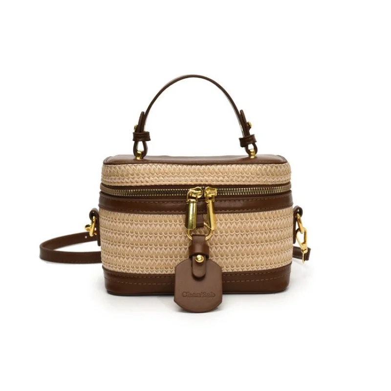 

Classic Women Messenger Bag In High-Quality Leather, Featuring Popular Elegant Details And Comfortable Shoulder Strap Design