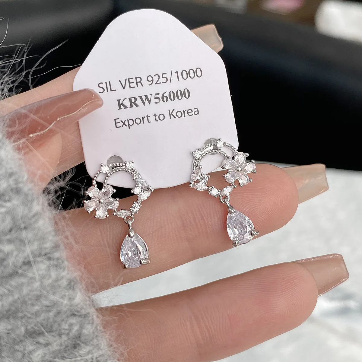 

Hollow Zircon Garland Water Drop Exquisite Design Fashionable Temperament Earrings Women Commuter Romantic Date Ears Accessories