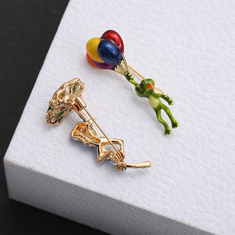 1pc Alloy Oil Drip Brooches Vivid Frog Holding Colorful Balloon Cycling Frog Brooches Small Animal Ladies Brooch Creative Pins