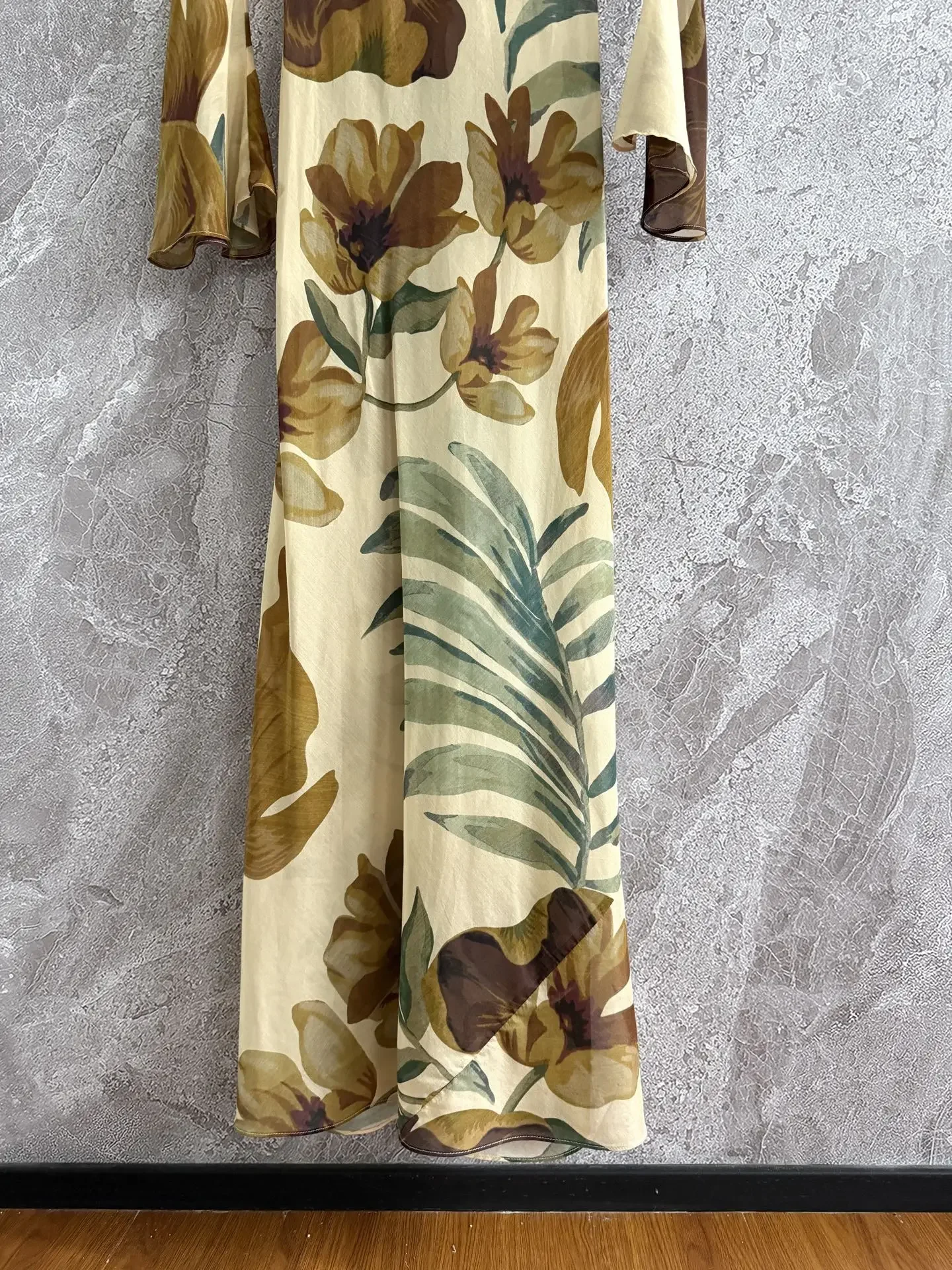 レトロ花柄プリント レディース マキシ丈ワンピース 2025年新作 Vネック 長袖 ヴィンテージ スリム ローブ