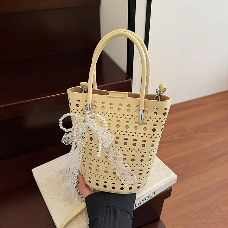

Exquisite Retro Hollow Out Women Handbags Korean Edition Solid Versatile Crossbody Bags with Pendant New Elegant Shoulder Bag