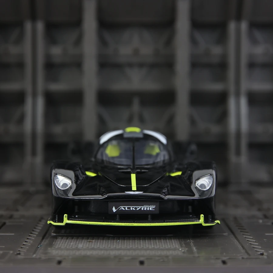 

Модель автомобиля Aston Martin Valkyrie из сплава, масштаб 1:23, с открывающимися дверями с обеих сторон, богатой детализацией и тонкой отделкой.