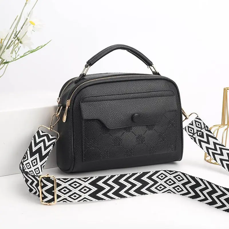 

Women's Bag2025New Fashion Messenger Bag Simple Handheld Versatile Shoulder Large Capacity Small Square Bag