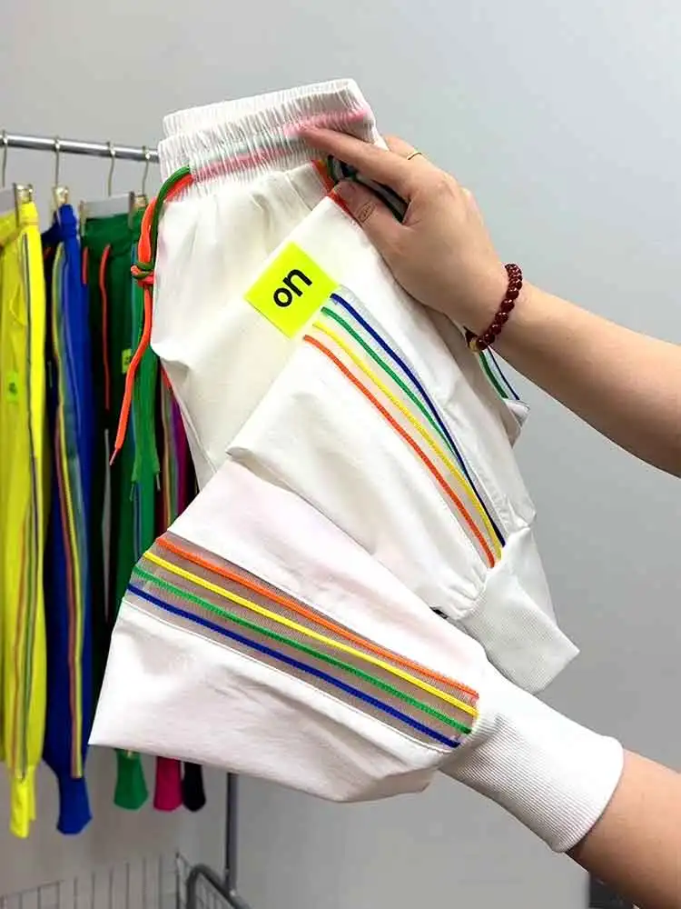 Pantaloni corti estivi a righe laterali sottili arcobaleno in stile europeo da donna pantaloni alla moda casual legati con gambe dimagranti e aderenti