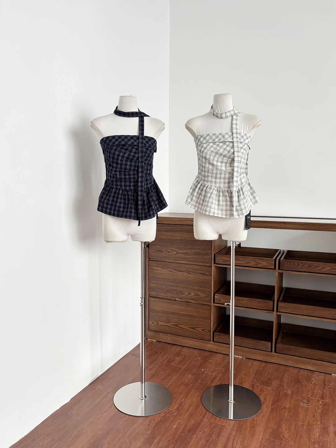 

Элегантный женский летний топ-халтер в клетку с открытыми плечами, на одно плечо, в стиле Spicy Girl, универсальный, укороченный, из полиэфирного волокна
