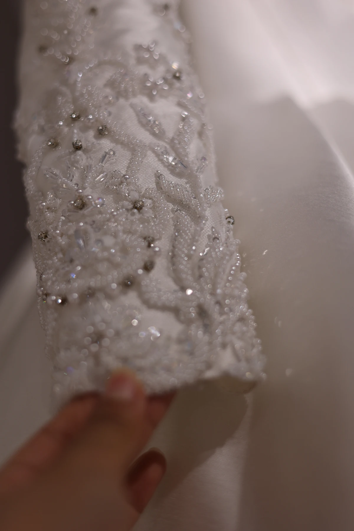 شارون سعيد صور حقيقية أوف وايت الساتان الفاخرة الكرة ثوب الزفاف 2 فولت الرقبة طويلة الأكمام مطرز فساتين العروس RS009 مخصصة