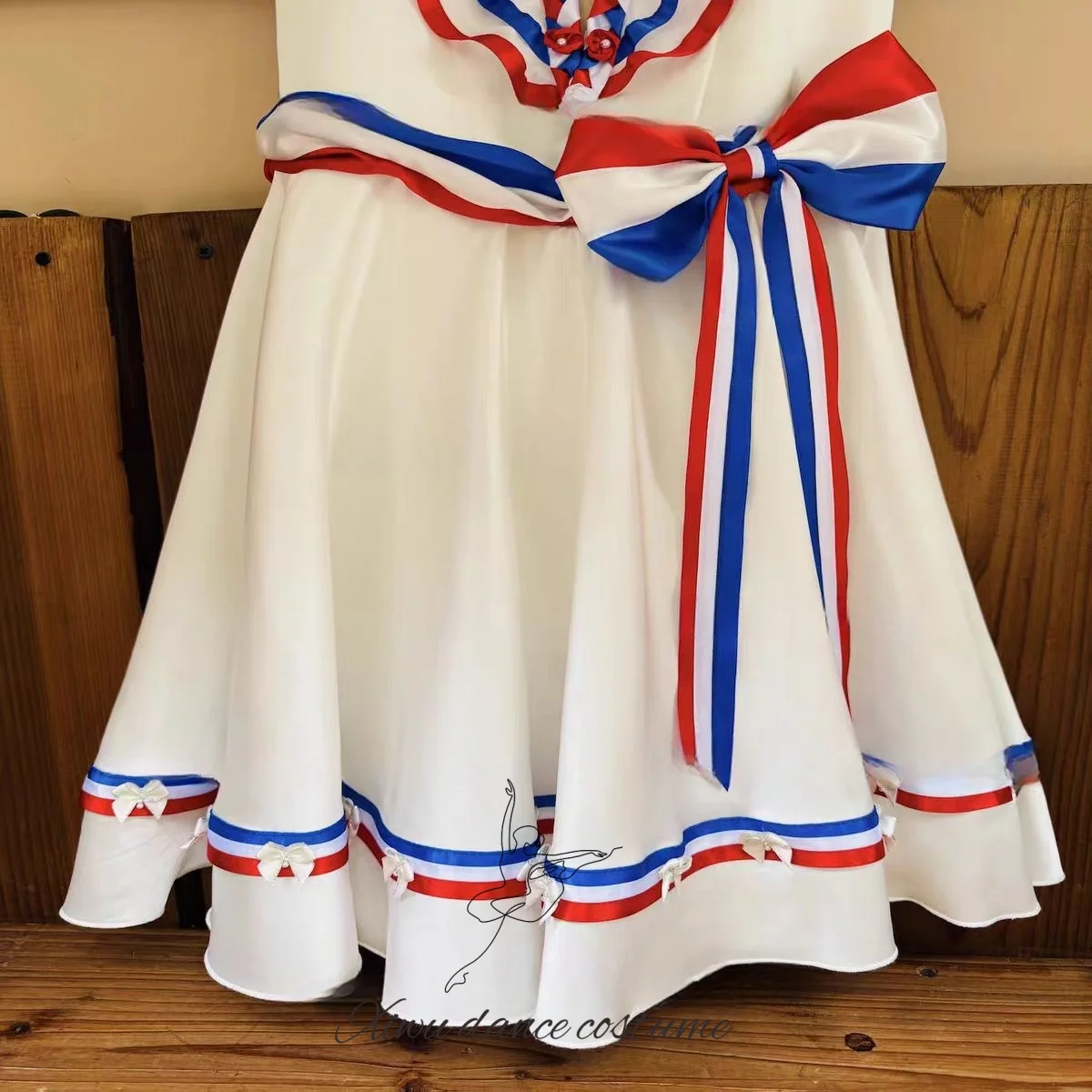 졸업 댄스 변형 발레 스커트, 흰색 파란색 다이아몬드가 박힌 리본과 모자, 빅 스윙 롱 스커트, 대회 스커트