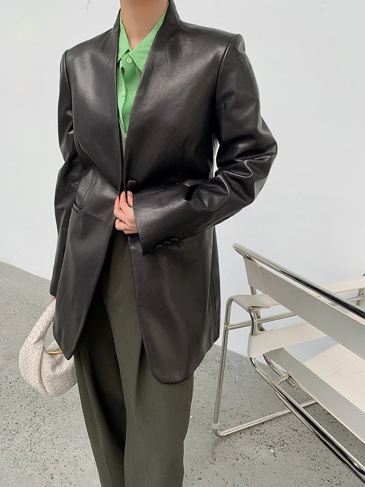 เสื้อแจ็คเก็ตหนังแกะทรงวีคอแบบเรียบง่ายสำหรับผู้หญิง ความยาวปานกลาง ทรงหลวม ช่วยให้ดูผอมเพรียว แฟชั่นฤดูใบไม้ร่วง