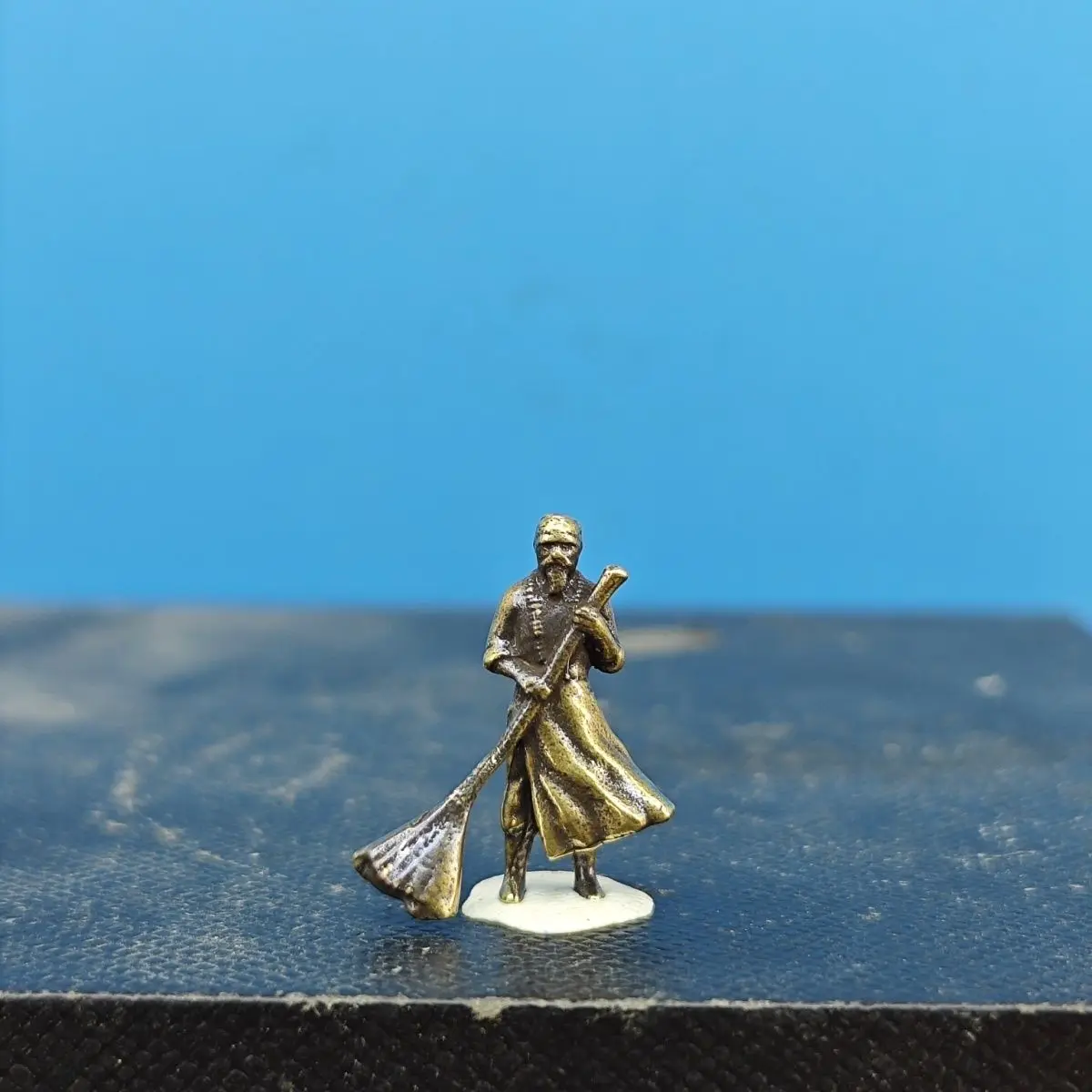 Brass miniature figurine landscape decoration small figure old monk sweeping monk micro landscape potted scenery karesansui