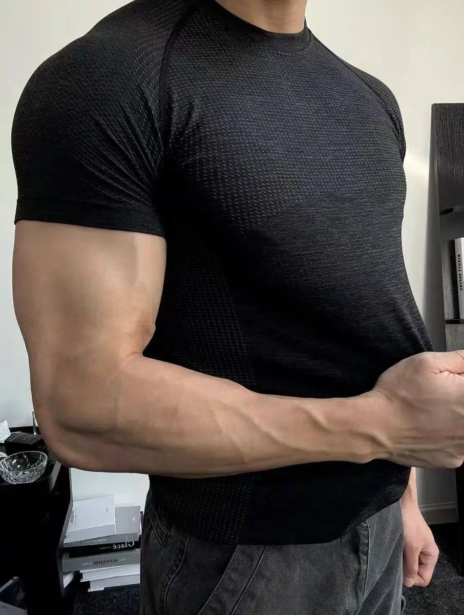 Schnelltrocknendes Fitness-T-Shirt für Herren, Slim-Fit-Muskel-Gym-T-Shirt, dehnbares Kompressions-Top für den Sporttraining – Detail 17