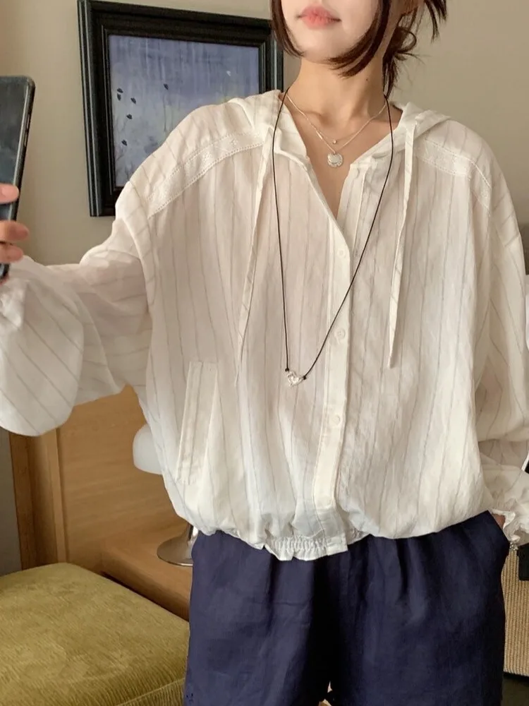 Koreańska moda, damska bluzka w paski z ochroną przeciwsłoneczną, letnia kolekcja 2025, unikalny design, zapinana na jeden guzik, z kapturem.