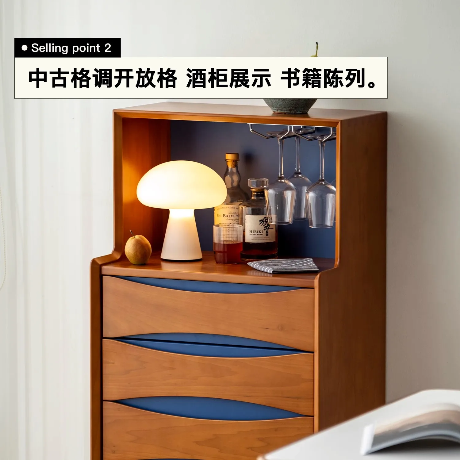 Mittelalterlicher Beistellschrank. Eimerschrank aus massivem Holz. Retro-Vertikalschrank im Wohnzimmer