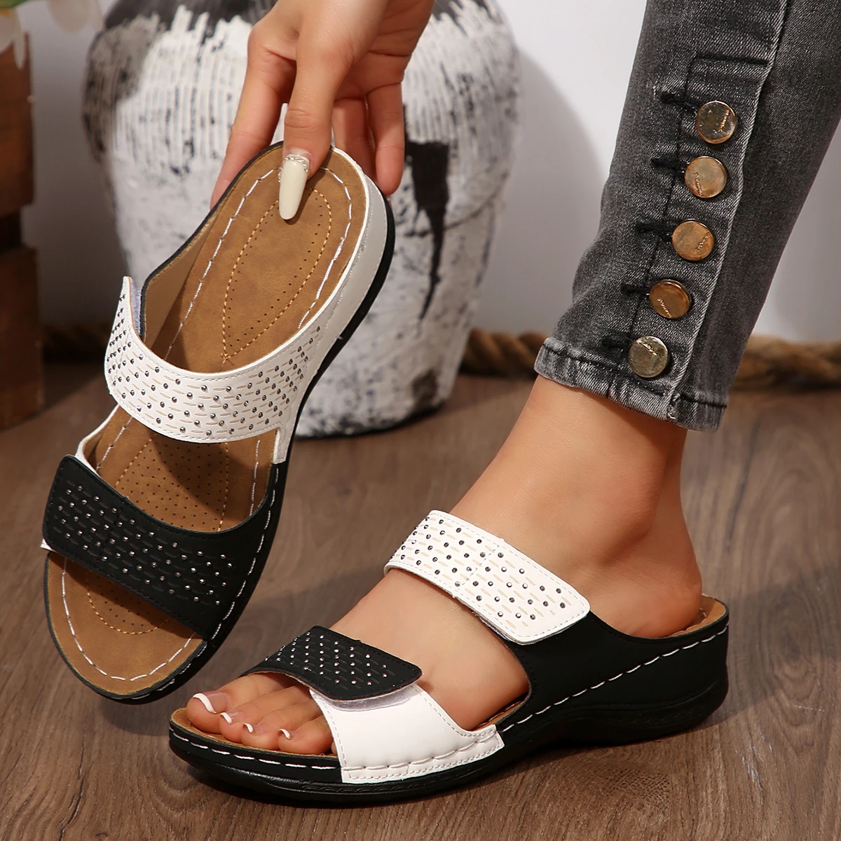 

Women's Casual Wedge Heel Slippers Comfortable Thick-soled Open-toe Contrasting Slippers Bright Diamond-encrusted Women's Shoes