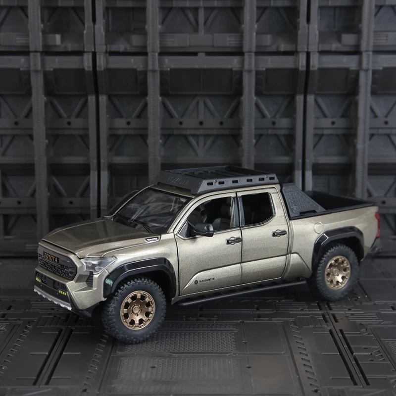 

Масштабная модель автомобиля Toyota Tacoma City Edition 1:24 из сплава, с открывающимися дверями, передним капотом и крышкой багажника.