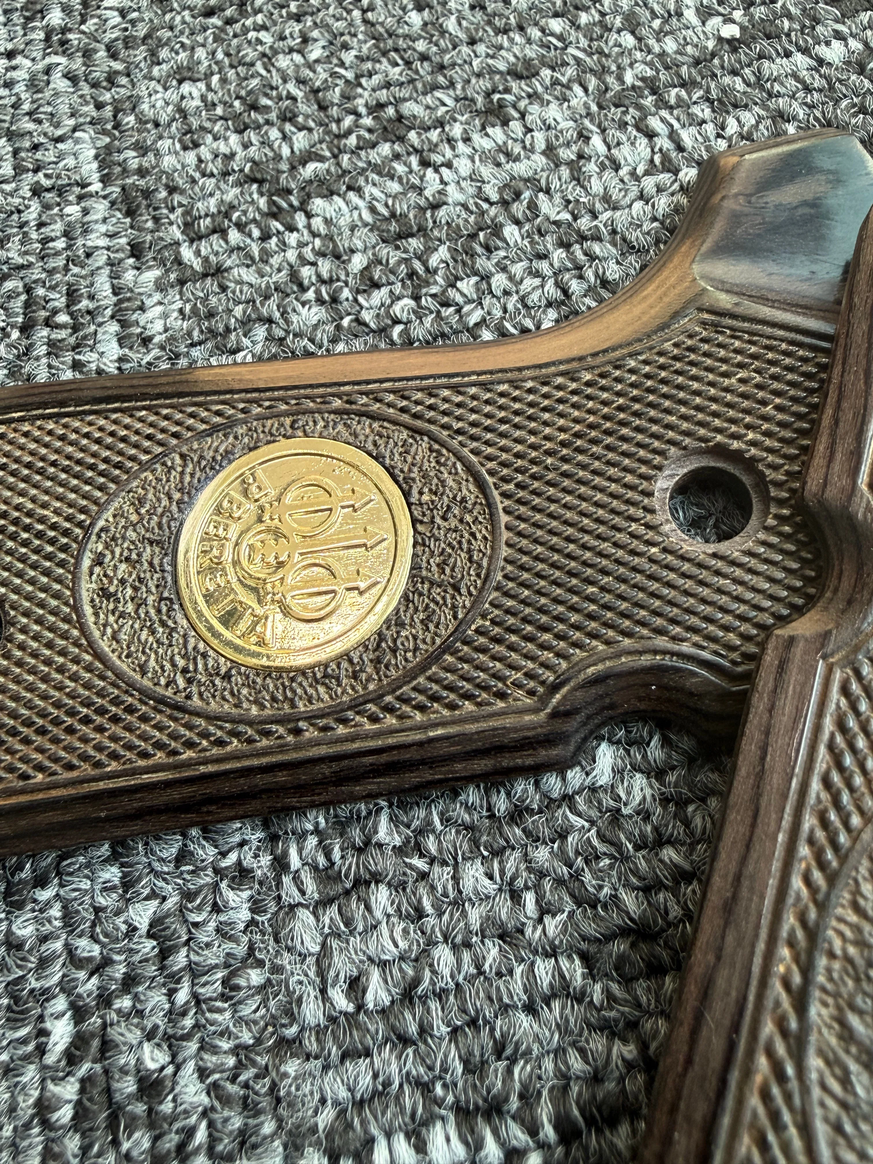 CTG Custom Grips voor Beretta 92 FS, walnootkleurig hout, diamantpatroon met gouden medaillon, zwarte houtstructuur, past op 92, 96, M9