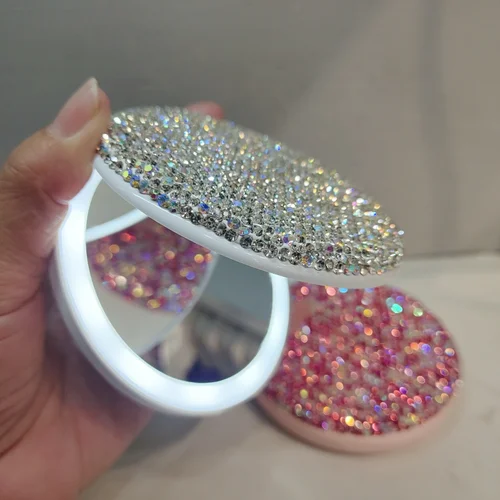 Imagen 1 del producto Espejo de maquillaje LED recargable de lujo, cristal brillante, redondo, portátil, Princesa, belleza, herramienta pequeña plegable de dos lados para regalos de niñas